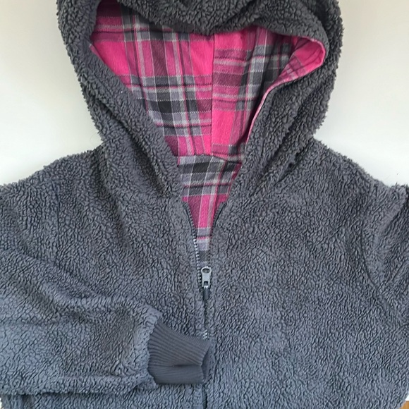 3/$20 😀 Reversible fuzzy hoodie - Picture 3 of 6